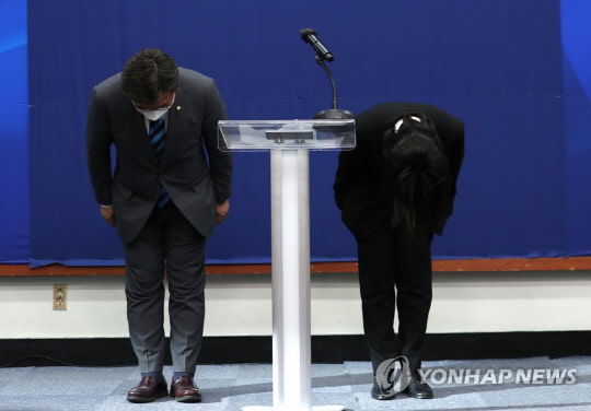 박지현·윤호중 더불어민주당 공동비상대책위원장이 12일 오후 서울 여의도 국회에서 성비위 사건으로 제명된 박완주 의원과 관련해 민주당의 입장을 밝히고 공식 사과하고 있다. .<연합뉴스>